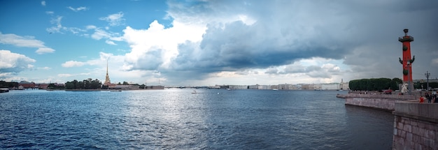 Vista del río Neva con barcos en San Petersburgo