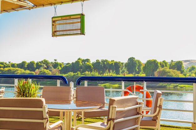 Vista del río Nilo desde la cubierta de un crucero