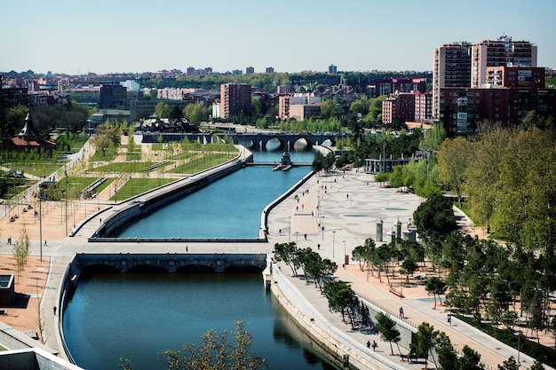 Vista del río y el parque más populares de la ciudad de Madrid