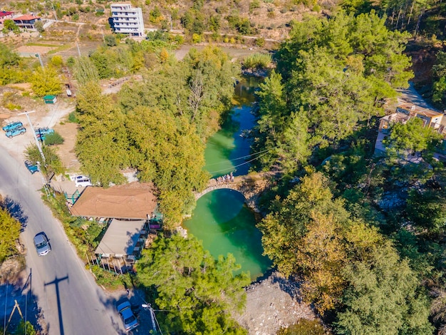 Foto una vista del río y el parque.