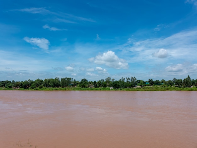 Vista del río rojo después de la lluvia en Tailandia