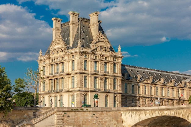 Vista desde el río Sena hasta el palacio de París y el terraplén Franc