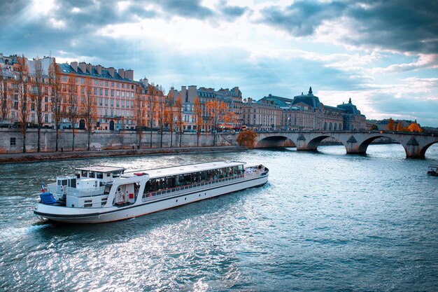 Vista del río Sena desde París durante el crepúsculo