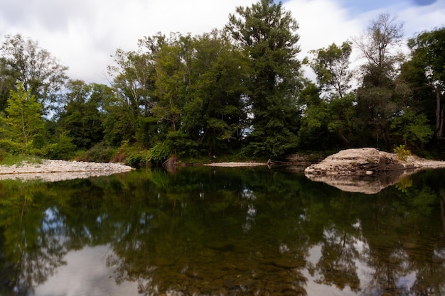 Vista del río Sison PyreneesAtlantiques NouvelleAquitaine Francia