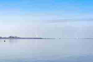 Foto vista del río swale desde harty island kent en un tranquilo día de invierno