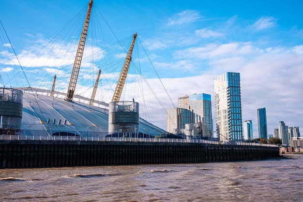 Vista desde el río Támesis sobre Millennium Dome o O2 Arena en Londres, Reino Unido.