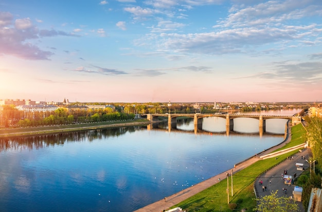 Foto vista del río volga en tver y puente novovolzhsky desde una altura