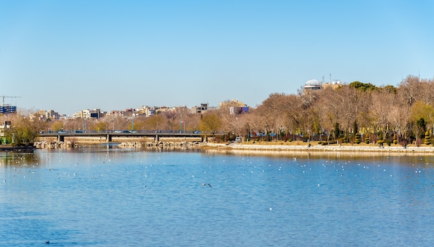 Vista del río Zayanderud en Isfahan, Irán