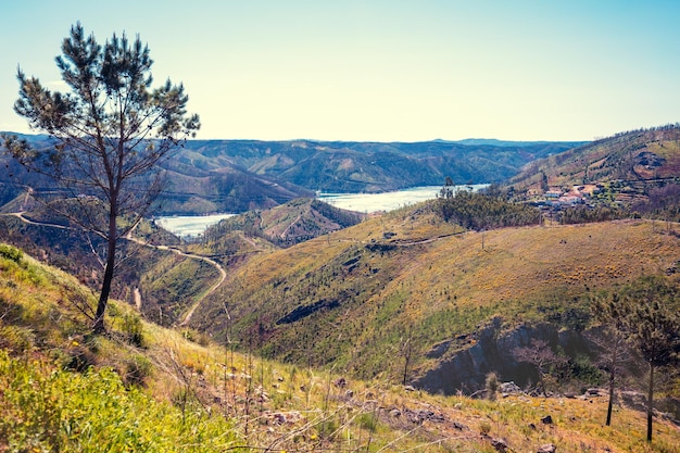 Vista del río Zezere desde la montaña Ferreira do Zezere Portugal