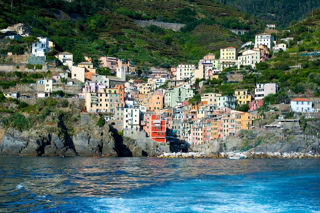 Vista de Riomaggiore, Italia desde el mar con estela