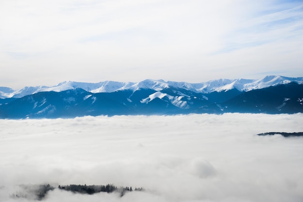 Vista desde la roca Cerenova en West Tatras cerca de la ciudad de Liptovsky Mikulas en tiempo brumoso Eslovaquia