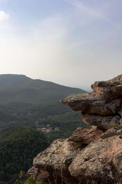 Vista de la roca en la cima de la montaña