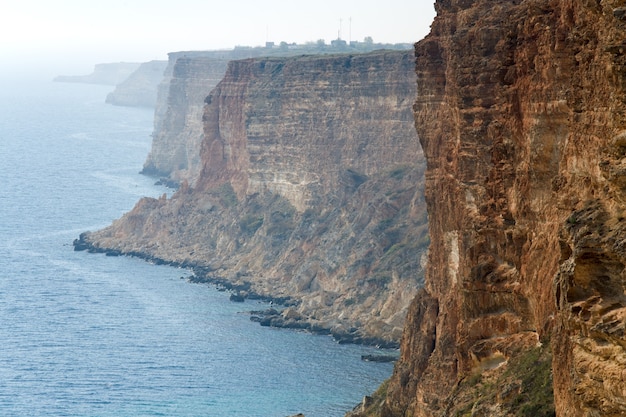 Vista de la roca costera desde Phiolent Cape