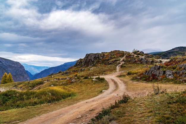 Vista de las rocas del cañón del río Chulyshman desde el paso de Katu Yaryk. Altai, Rusia