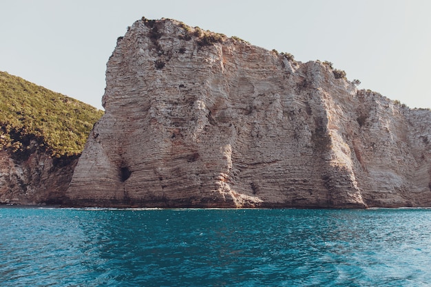 Vista de las rocas de la costa con agua turquesa clara