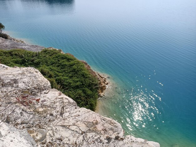 Foto vista de las rocas desde el mar en ángulo alto