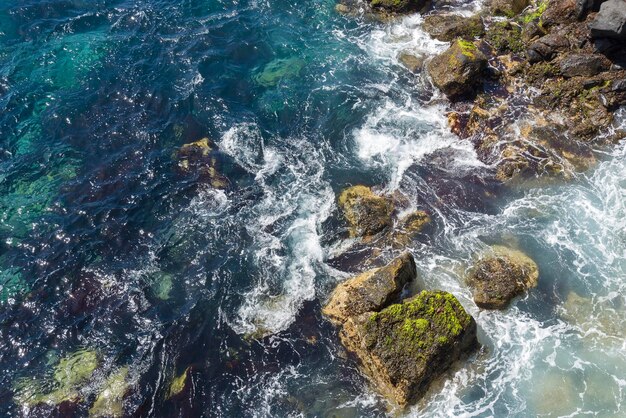 Vista de las rocas y el mar desde lo alto