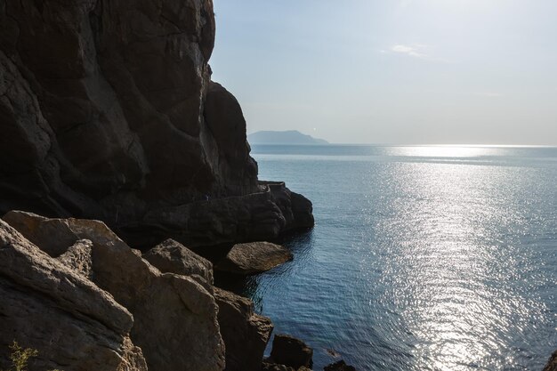 Vista de las rocas del Mar Negro desde el sendero Golitsyn