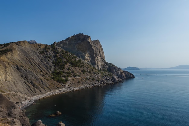 Vista de las rocas del Mar Negro desde el sendero Golitsyn