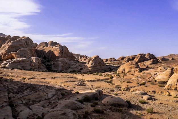 Vista de rocas y montañas en Petra Jordan