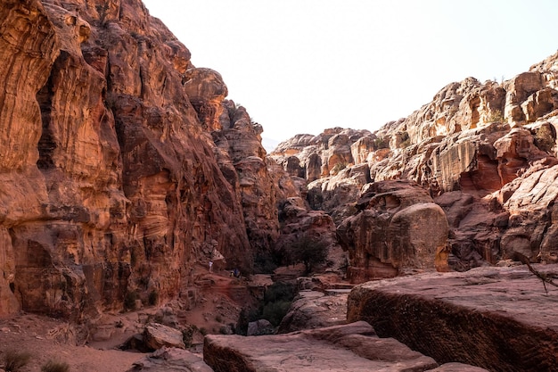 Vista de rocas y montañas en Petra Jordan