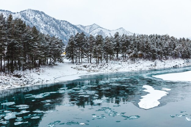 Vista de rocas, piedras y hielo en el río en invierno