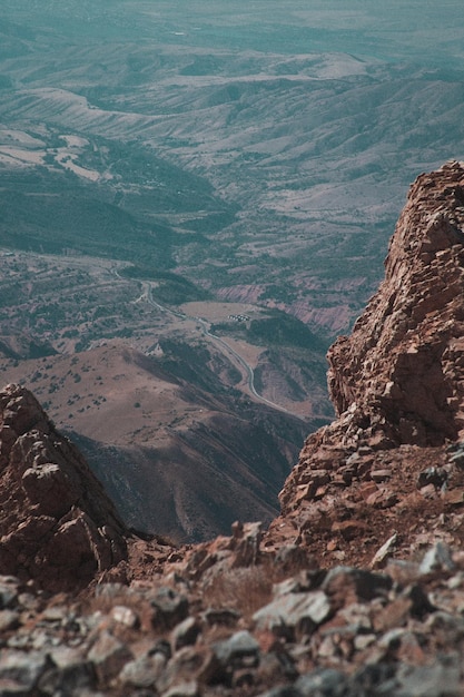 Vista de las rocas en tierra desde un ángulo alto