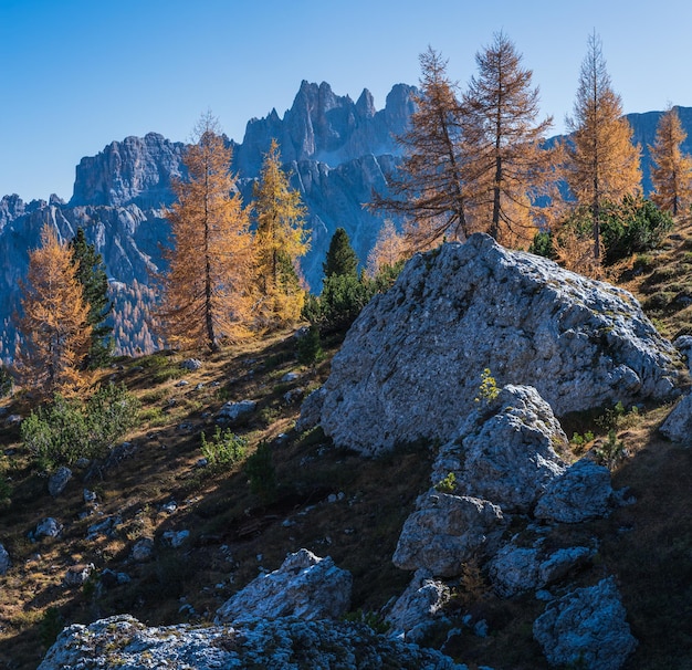 Vista rochosa da montanha das Dolomitas do outono Sudtirol Itália