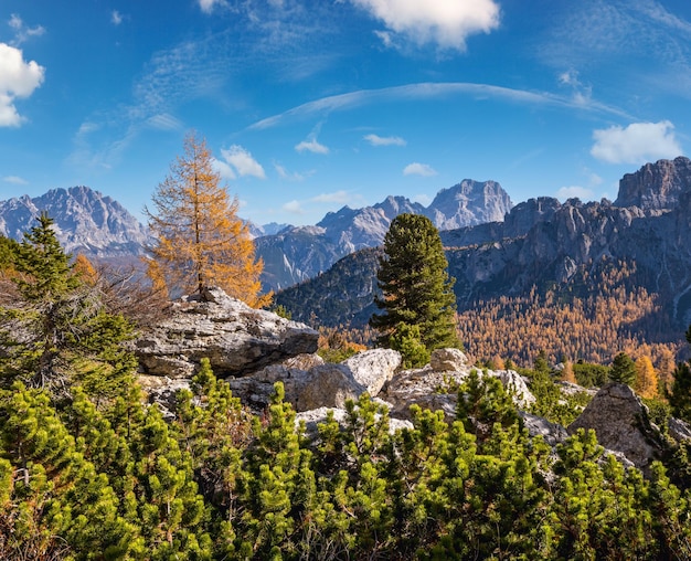 Vista rochosa da montanha das Dolomitas do outono Sudtirol Itália