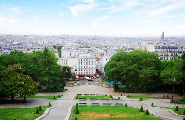 Vista de la romántica Monmartre y el horizonte de París, Francia, tonos retro