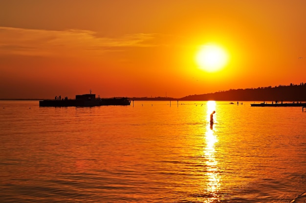 Vista romántica de la puesta de sol en el mar