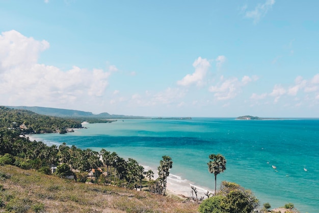 Vista de Rote Tropical Beach con un profundo océano azul turquesa y una pequeña isla exótica en el centro de Rote Island Indonesia