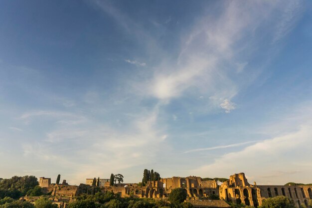 Vista de las ruinas antiguas arqueológicas de la colina de Roma Palentine