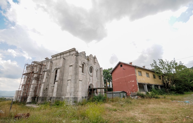 Vista de las ruinas de un antiguo edificio de casas abandonadas