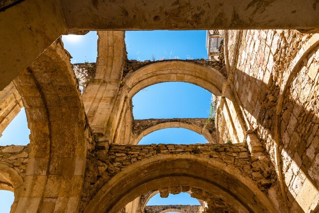 Foto vista de las ruinas de un antiguo monasterio abandonado en santa maría de rioseco burgos