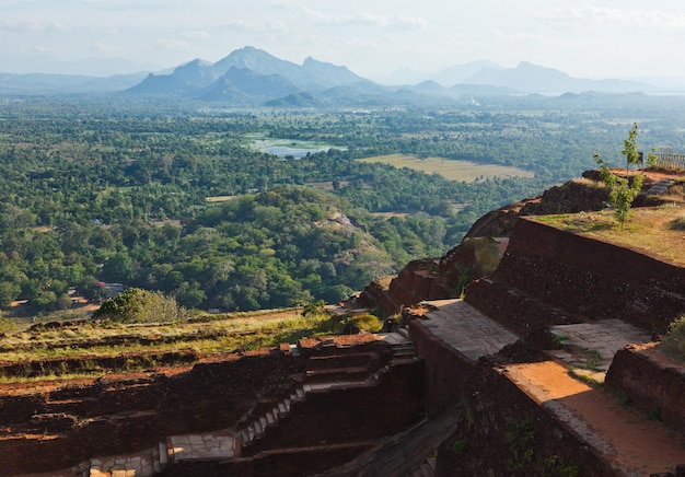 Vista y ruinas en la cima de la roca de Sigiriya