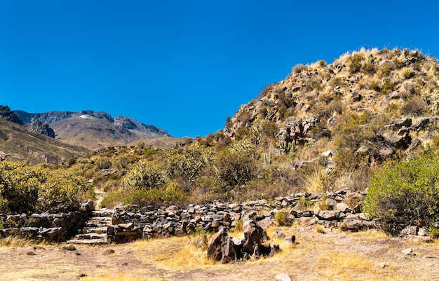 Foto vista de las ruinas preincas de chivay en el cañón del colca en perú