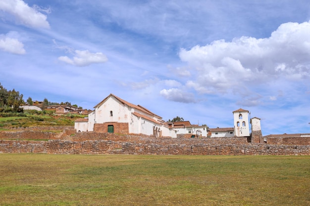 Vista de las ruinas del templo inca de Chinchero en Cusco