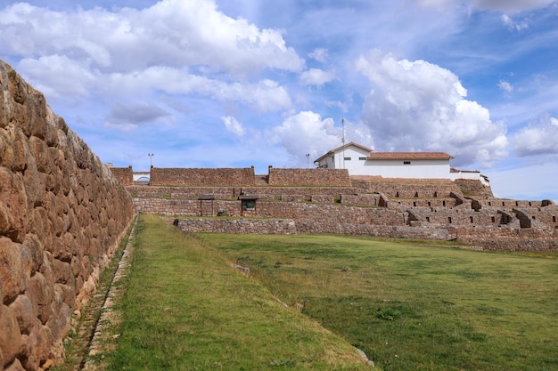 Vista de las ruinas del templo inca de Chinchero en Cusco