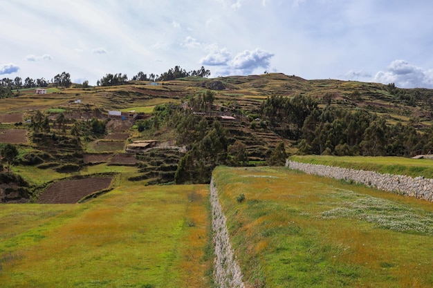 Vista de las ruinas del templo inca de Chinchero en Cusco