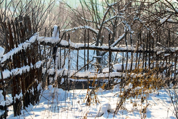 Vista rural com cerca no jardim no inverno em um dia ensolarado