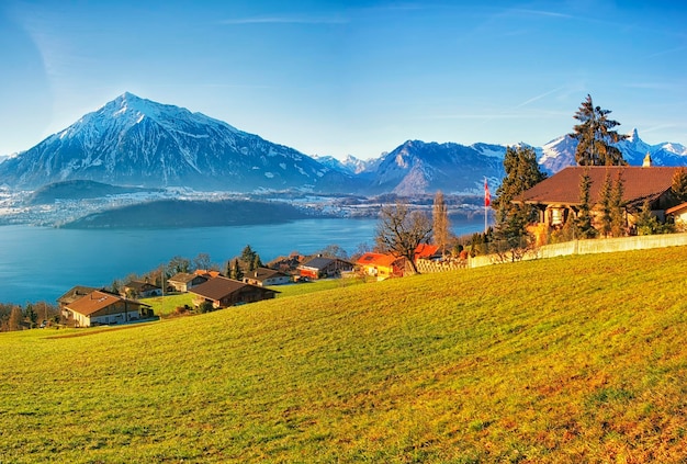 Vista rural de la región del lago Thun suizo en el amanecer de la mañana de invierno