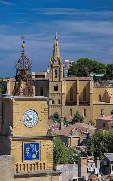 Vista de Salon de Provence con iglesia y campanario Francia