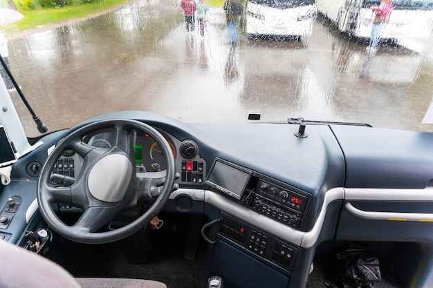 Vista del salpicadero y volante de un autobús turístico