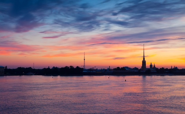 Vista de San Petersburgo en el amanecer de verano