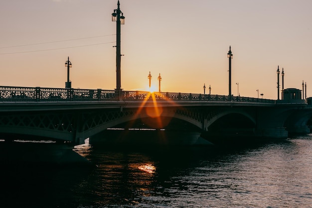 Foto vista de san petersburgo blagoveshchensky puente de la anunciación al atardecer