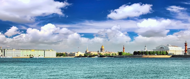 Foto vista de san petersburgo desde el río neva. rusia.panorama