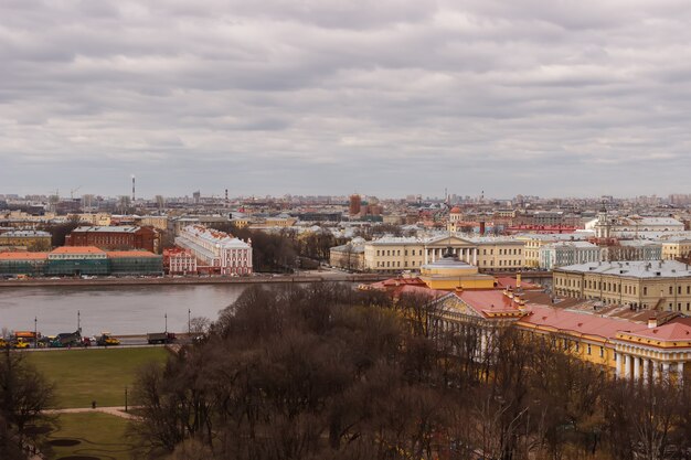 Vista de san petersburgo desde el techo de la catedral de isaac