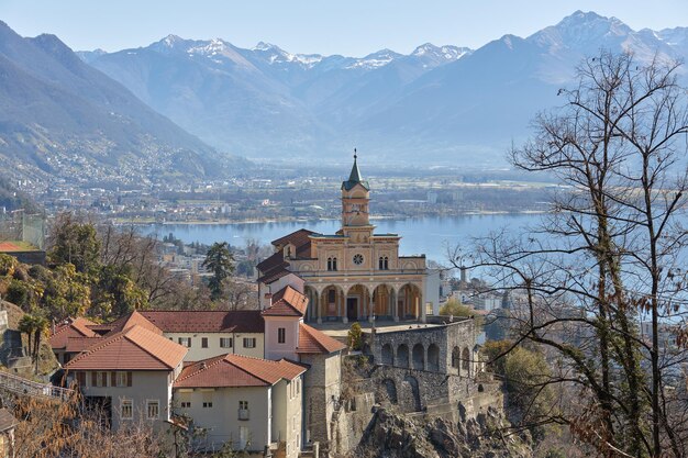 Foto vista del santuario de la madonna del sasso en ascona suiza