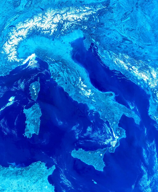 Foto vista satelital de italia detalle del mapa topográfico de europa foto retocada tierra desde el espacio imagen creativa del terreno congelado superficie fría azul
